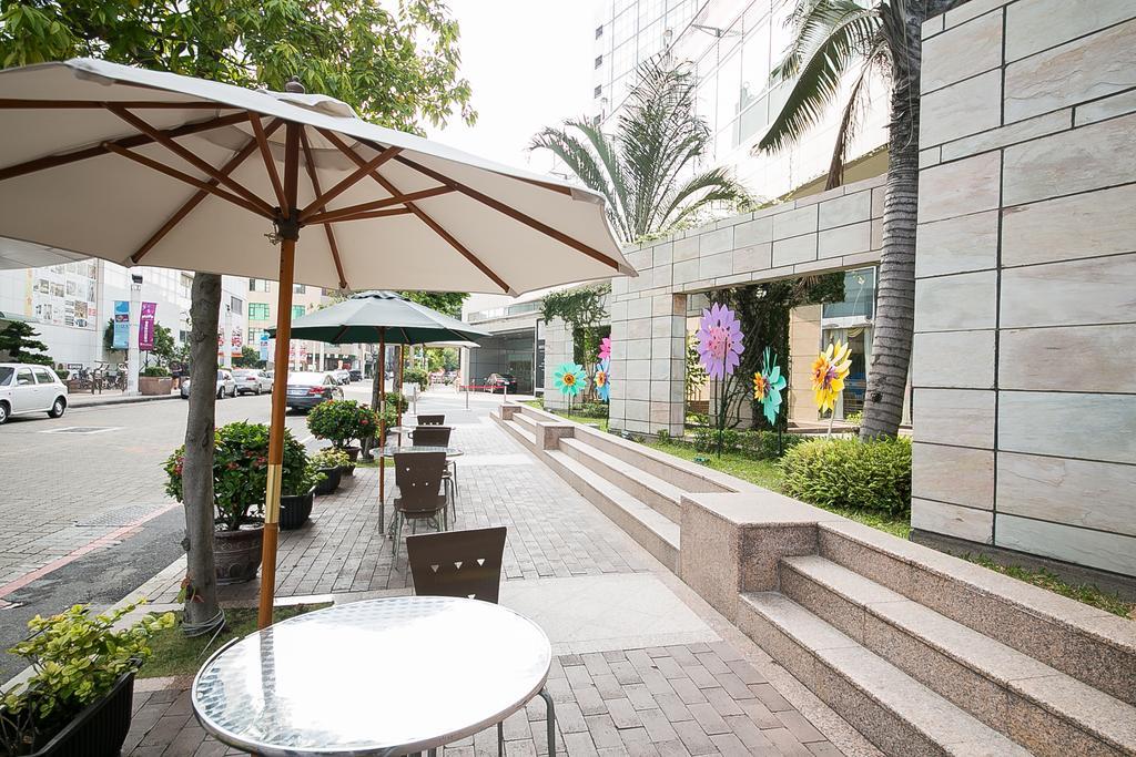 에버그린 플라자 호텔 - 타이난 외부 사진 The outdoor seating area