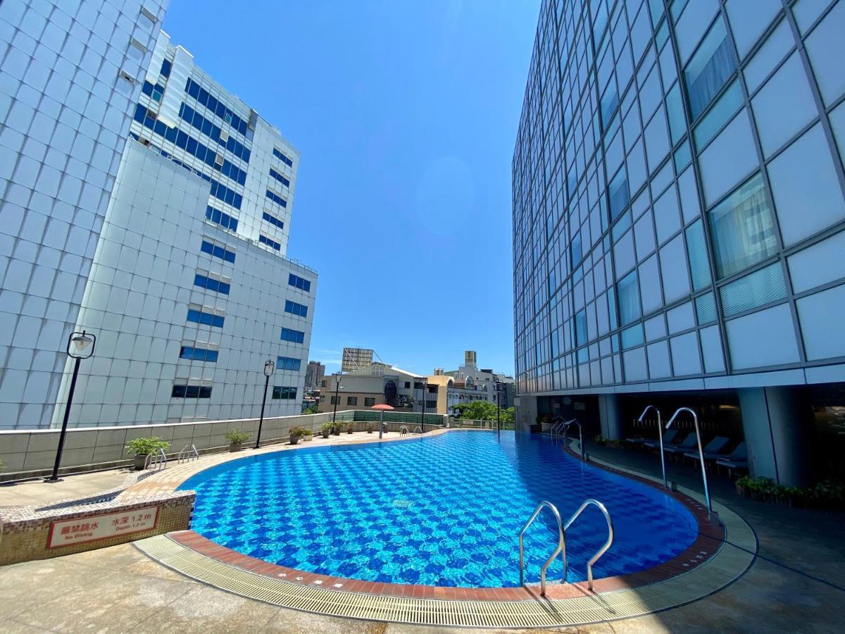 에버그린 플라자 호텔 - 타이난 외부 사진 The pool at the hotel