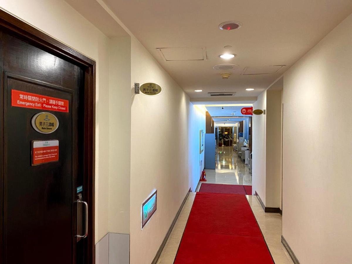 에버그린 플라자 호텔 - 타이난 외부 사진 A corridor in the hotel
